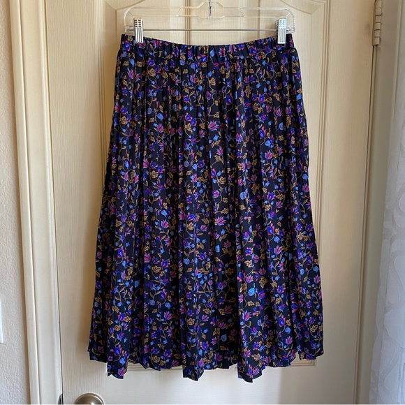 Banana Republic Pleated Midi Skirt - Picture 5 of 10